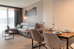 Stúdíóíbúð - 1 meðalstórt tvíbreitt rúm með svefnsófa | Stofa