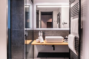 Habitación Confort con 1 cama matrimonial o 2 individuales, vista al jardín | Baño | Secadora de cabello, toallas, jabón, shampoo 