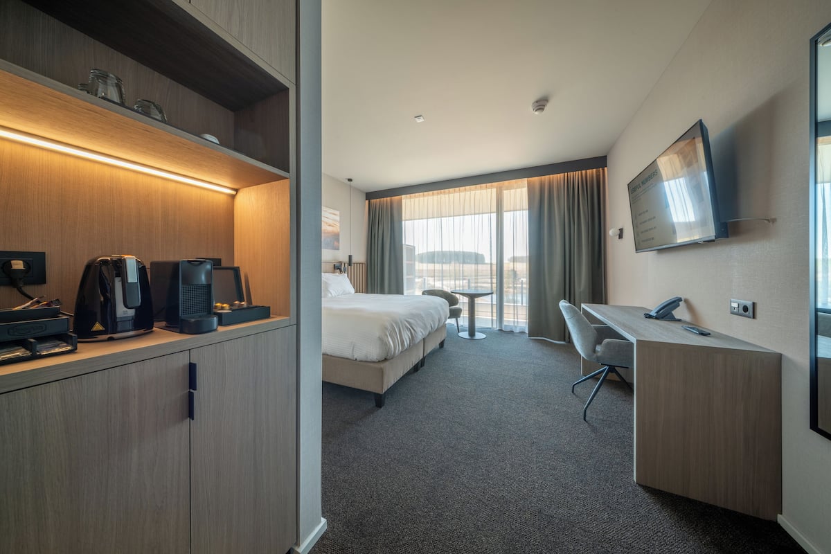 Premium bedding, pillow-top beds, minibar, in-room safe