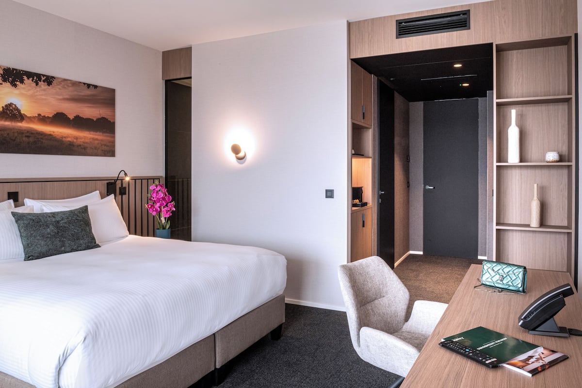 Premium bedding, pillow-top beds, minibar, in-room safe
