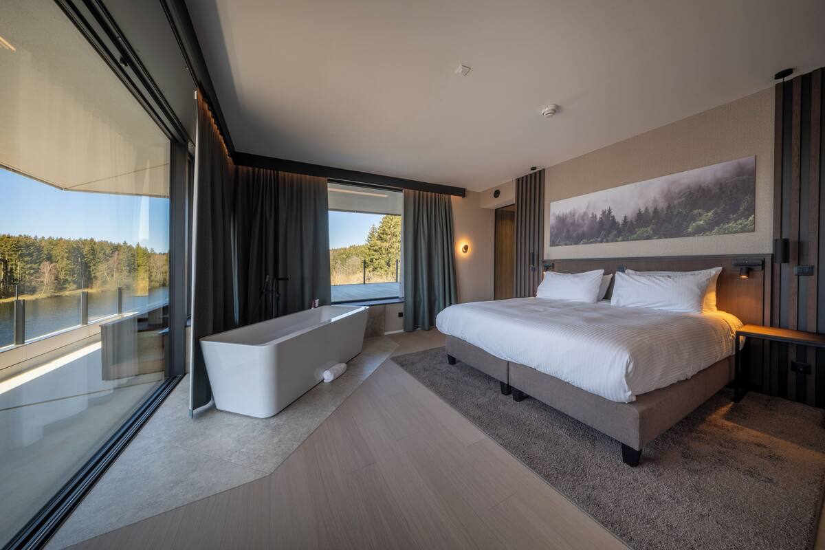 Premium Suite | Premium bedding, pillowtop beds, in-room safe, desk