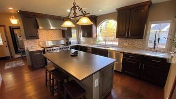 Frigorífic, microones, forn i placa de cuina