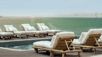 室外游泳池,提供泳池遮陽傘和日光浴躺椅