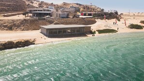 A coastal resort with modern architecture, a beach, and a view of the sea. - New Spirit Dakhla (Dakhla)