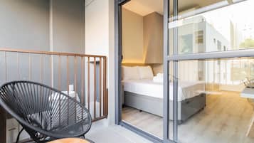 Escritorio, espacio para trabajar con laptop y cortinas blackout