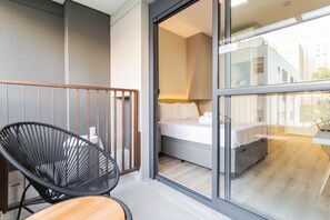 Comfort Studio | Desk, laptop workspace, blackout curtains, soundproofing - Haus Mitre Perdizes (São Paulo)