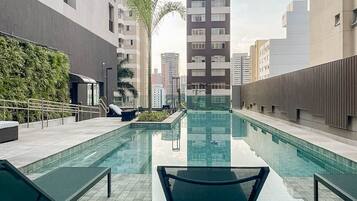 Una piscina al aire libre