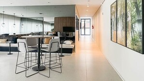 Un intérieur moderne comprenant un coin repas, une cuisine et un espace de vie.