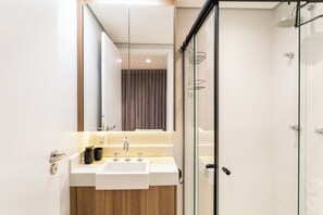 開放式客房 | 浴室 | 淋浴設備、風筒、提供毛巾、番梘