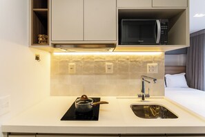 Studio | Private kitchen | Full-size fridge, microwave, oven, stovetop - Ag Residences Perdizes (São Paulo)
