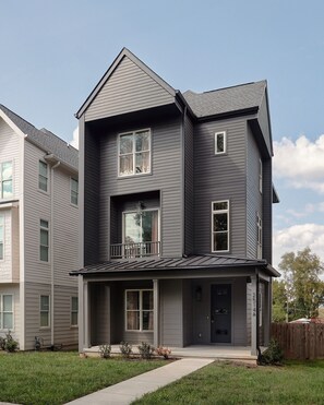 Exterior - Ultimate Bach 10min to DT, Insta Walls Every Room (Nashville)