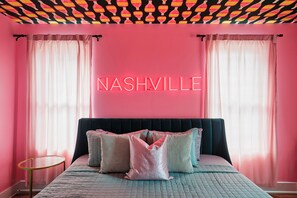 3 bedrooms, iron/ironing board, WiFi, bed sheets - Ultimate Bach 10min to DT, Insta Walls Every Room (Nashville)