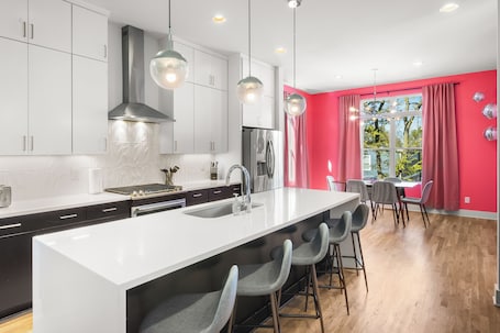 Private kitchen. Ultimate Bach 10min to DT, Insta Walls Every Room