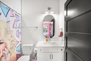 Douche, sèche-cheveux, serviettes fournies, savon