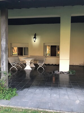 屋外ダイニングエリア