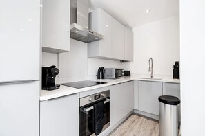 Kühlschrank, Mikrowelle, Ofen, Wasserkocher mit Kaffee-/Teezubehör