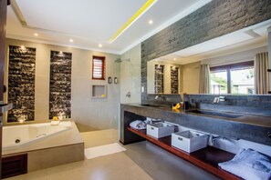 Kamar Deluks | Kamar mandi | Pengering rambut, sabun, sampo, dan tisu toilet