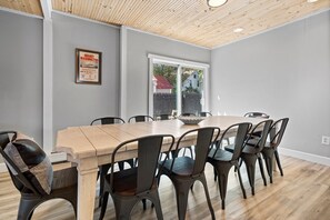 Dining - Easiest Location! Rent a Boat, Attend a Wedding! 2600sqft on Main St Meredith (Meredith)