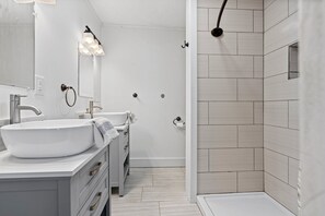 Shower, hair dryer, towels, toilet paper - Easiest Location! Rent a Boat, Attend a Wedding! 2600sqft on Main St Meredith (Meredith)