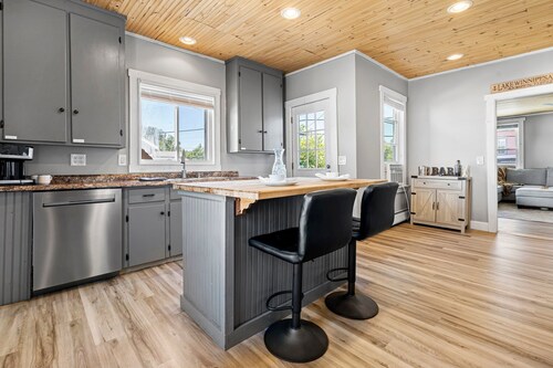 Easiest Location! Rent a Boat, Attend a Wedding! 2600sqft on Main St Meredith