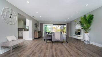 House | 4 bedrooms, desk