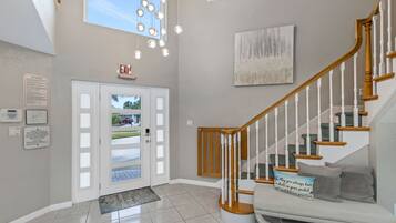 House | 5 bedrooms, desk