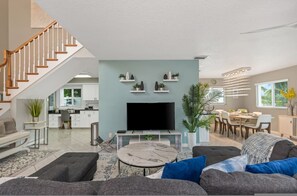 House | 5 bedrooms, desk