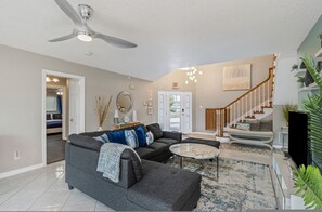 House | 5 bedrooms, desk