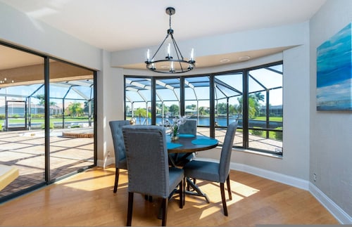 Tropical-waterfront - Heated Pool-spa-dock-kayaks-bikes