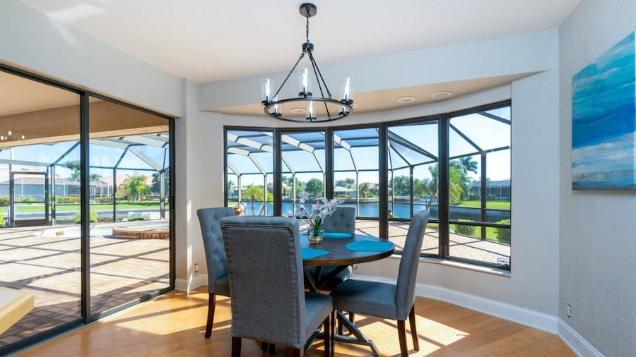 Tropical-waterfront - Heated Pool-spa-dock-kayaks-bikes