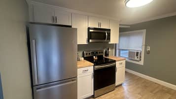 Een koelkast, een microgolfoven, een oven, een kookplaat