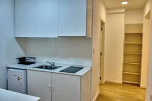 Mikrowelle, Wasserkocher mit Kaffee-/Teezubehör, Toaster