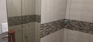 Tripla Economy, vista giardino | Bagno | Doccia, asciugamani, sapone, carta igienica