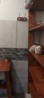 Ducha, toallas, jabón, papel higiénico