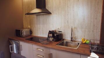 Een koelkast, een magnetron, een kookplaat