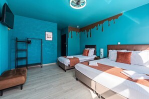 Een hotelkamer met twee bedden, een televisie, een ladder en een bord aan de muur.