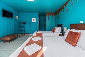 Een hotelkamer met twee bedden, een bankje, een ladder, een flatscreen televisie en een wandklok.
