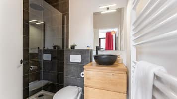 Een haardroger, handdoeken