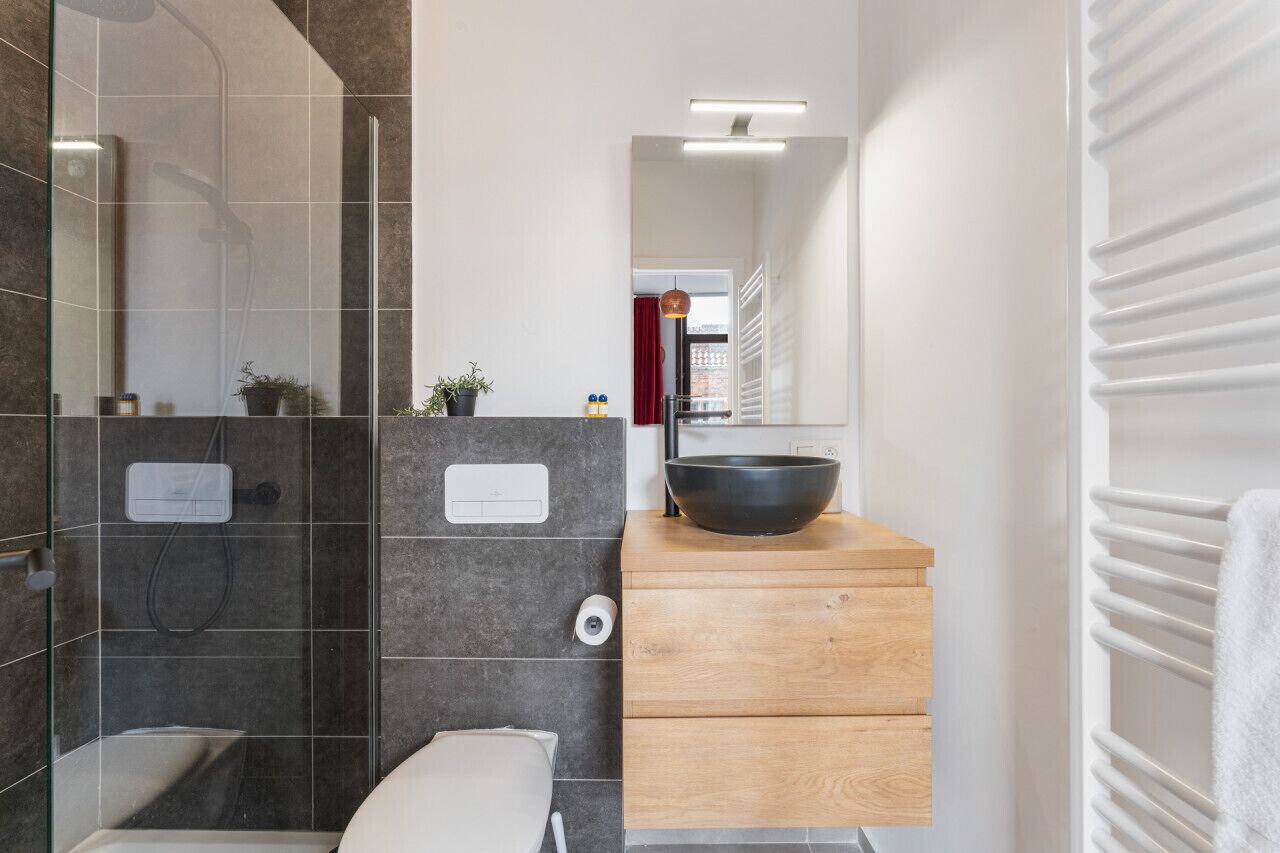 Een haardroger, handdoeken