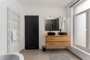 Sèche-cheveux, serviettes fournies