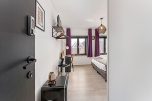 1 bedroom, desk, WiFi