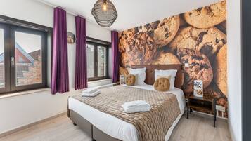 1 bedroom, desk, WiFi