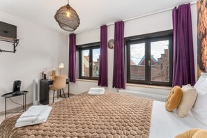 1 bedroom, desk, WiFi