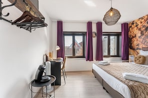 1 bedroom, desk, WiFi