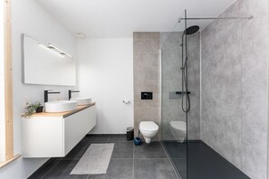 Sèche-cheveux, serviettes fournies