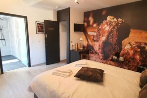 1 bedroom, desk, free WiFi, bed sheets