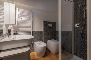 Classic Apartment | Bilik Mandi | Pancuran mandi, pengering rambut, tuala disediakan, sabun 