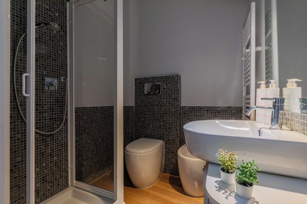 Comfort Apartment | Bathroom