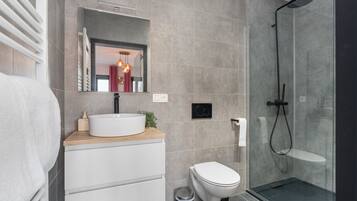 Een haardroger, handdoeken