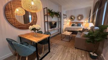 Deluxe-studiolejlighed | Arbejdsområde til bærbare computere, mørklægningsgardiner, lydisolering